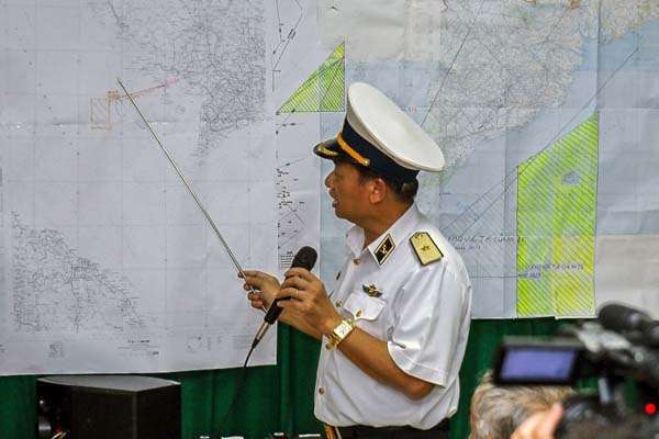 Vietnamita da Marinha vice-comandante-almirante Le Minh Thanh mostra em um mapa a área onde o Vietnã está realizando atividades de busca pelo avião da Malaysia Airlines