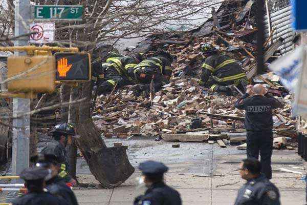 Bombeiros vasculham escombros após explosão e desabamento de prédio, em Nova York