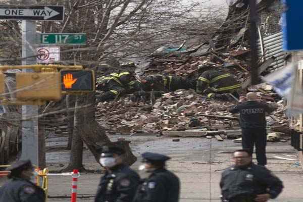 Bombeiros vasculham escombros após explosão em Nova York