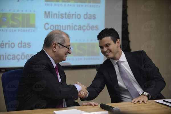 Ministro das Comunicações, Paulo Bernardo, e o presidente da Abert, Daniel Slaviero, durante assinatura de portaria que regulamenta a migração de Rádios AM para FM