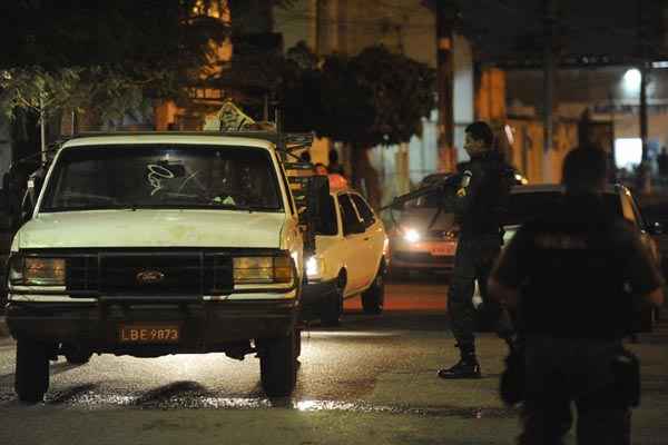 A polícia pede a ajuda dos moradores, para que colaborem com os agentes e andem com documentos de identificação