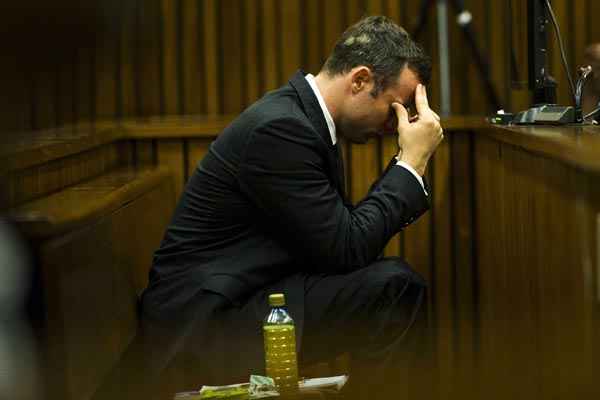 Oscar Pistorius no banco dos réus durante o processo judicial, em Pretória