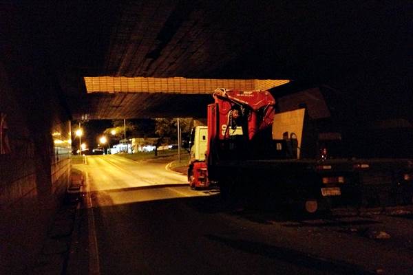 Agentes do Detran vão esvaziar os pneus do veículo, para a remoção