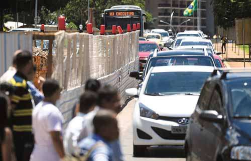 Reformas na N2, ao lado do Conjunto Nacional, são feitas para reforçar a estrutura do viaduto