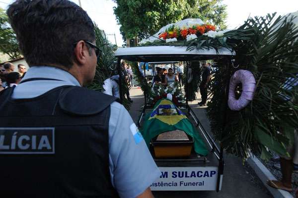 Nessa sexta-feira, familiares e amigos participaram do enterro do subcomandante da UPP da Vila Cruzeiro, Leidson Acácio, assassinado por criminosos da favela