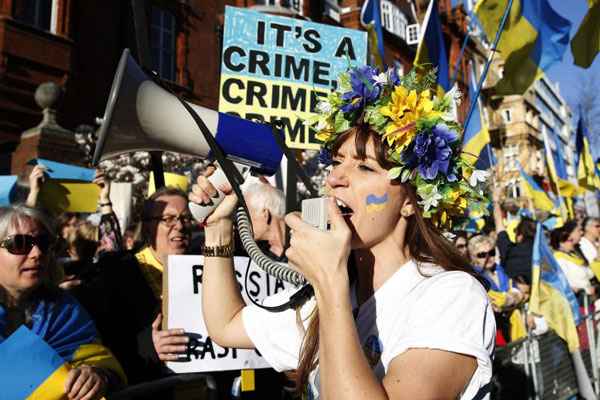 Manifestantes protestam contra o referendo na Crimeia, em frente à embaixada russa no centro de Londres