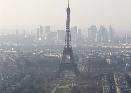 Paris limita o tráfego de veículos para minimizar a poluição atmosférica