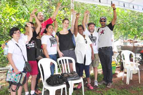 Joana Saragoça (no centro, de preto), filha de Dirceu, com militantes: acampamento desmontado depois de quatro meses ao lado do Supremo