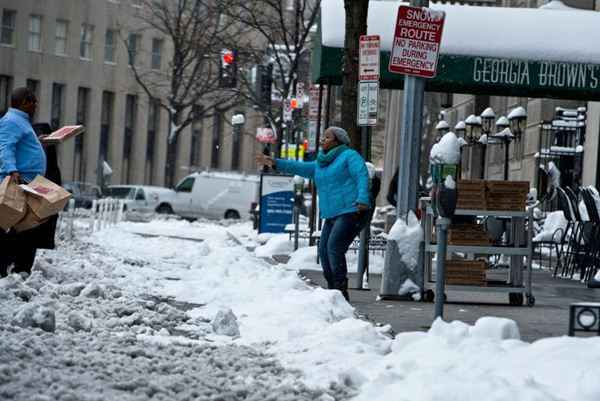 Mulher joga uma bola de neve em amigo em Washington