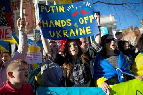 Manifestantes ucranianos protestaram contra aliança entre Rússia e Crimeia: impasse diplomático