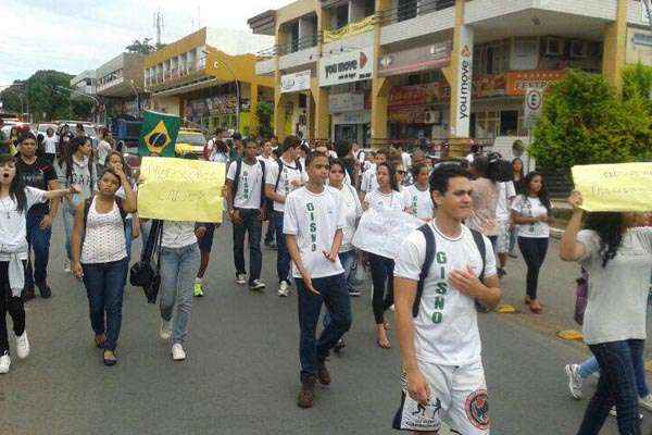 Estudantes fazem caminhada pelas ruas da Asa Norte