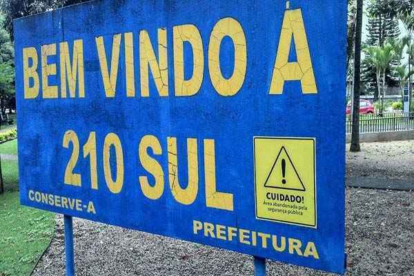 Os adesivos estão colados em placas de localização das quadras