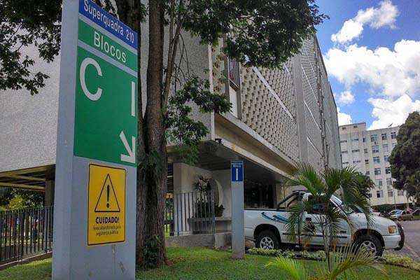 As placas se referem a lugares que foram cenário de violência