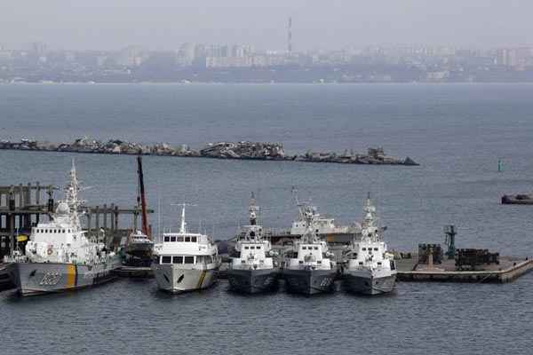 Navios da Guarda Costeira ucraniana ancorados no porto do Mar Negro, em Odessa