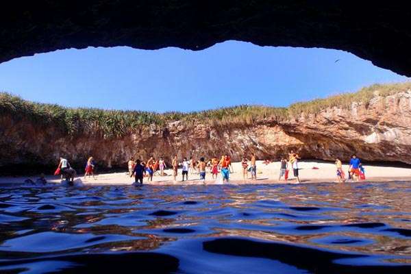 Praia Escondida (ou do Amor), nas Ilhas Marietas: as expedições para o incrível lugar custam R$ 150,00 por pessoa, com viagem de uma hora no bote conhecido na regiã como panga