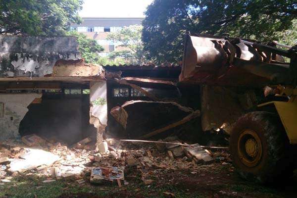 Administração derruba edifício abandonado na Asa Sul