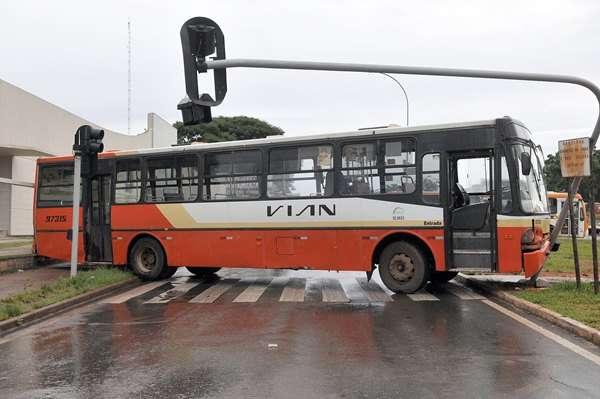 Ônibus da Viação Anapolina (Vian) rodou sozinho na pista do SIG, em Brasília: frota tem média de 12 anos