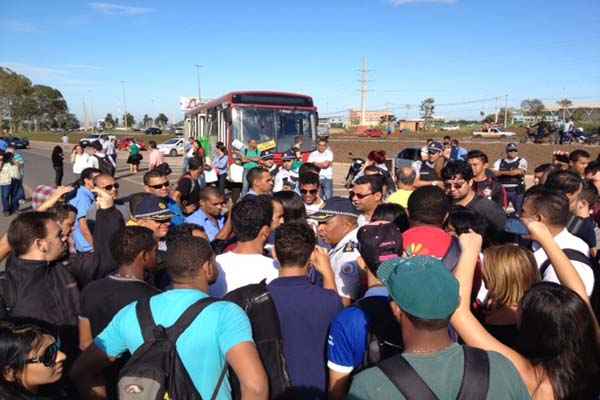 Cerca de 300 pessoas ajudaram a bloquear a pista