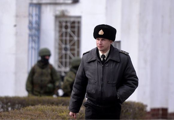 Um oficial ucraniano deixa a base da Marinha da Ucrânia localizada ao sul em Novoozerne, depois dela ter sido tomada por forças russas nesta quarta-feira (19/3). As forças russas tomaram o controle de uma segunda base naval na Criméia horas depois de capturar a sede principal da Marinha em Sevastopol.