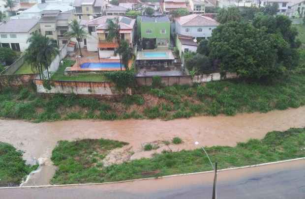 Moradores reclamam que o problema deveria ter sido resolvido após uma reforma na rede de captação de águas