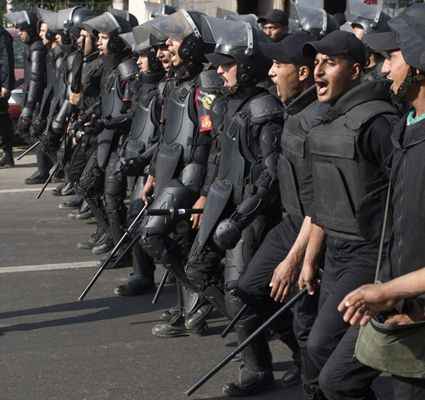 Policiais de choque egípcios marcham para a Universidade do Cairo