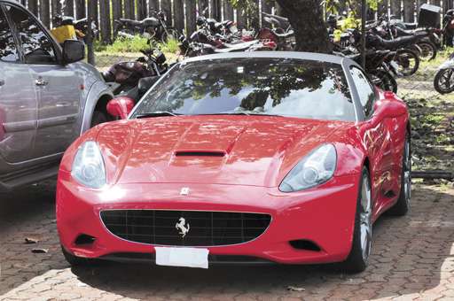 R$ 950.000,00: Preço de uma Ferrari California: carro tinha mais de R$ 61 mil em débitos