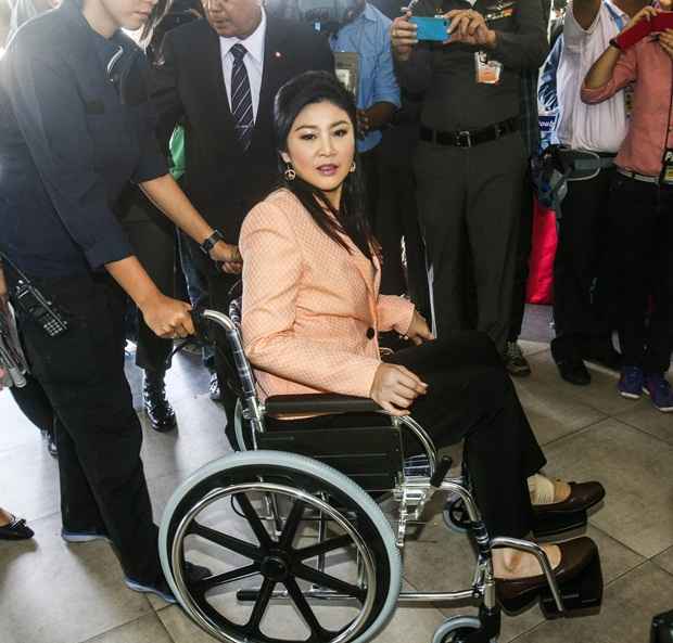 Yingluck Shinawatra chegou em uma cadeira de rodas ao Royal Police Academy Cadet na província de Nakorn Pathom nesta semana