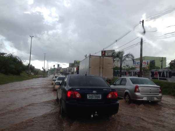 Motoristas enfrentaram dificuldade para passar pelo local na tarde desta sexta-feira (21/3)