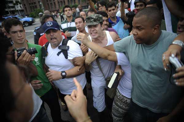 Em meio a manifestação, alguns ativistas discutiram e foi necessária a ação da Polícia Militar