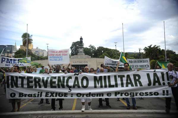 Manifestação contou com a presença de militares da época da ditadura no Brasil