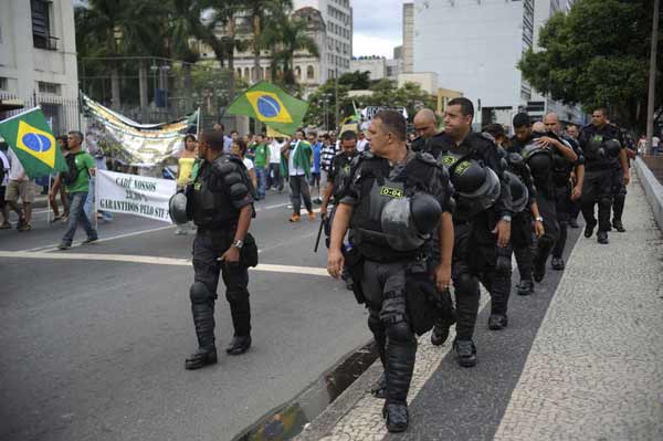 A polícia fez um cordão de isolamento para impedir que os dois grupos se confrontassem, mas houve furo no bloqueio e a confusão começou