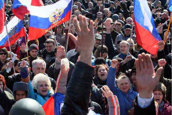 Manifestantes exibem bandeiras da Rússia em Donetsk: movimento pró-Moscou ganha terreno no leste da Ucrânia e causa preocupação em Kiev