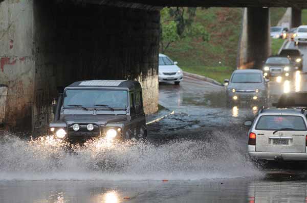 A tesourinha entre a 209 e 210 Norte ficou alagada e complicou a passagem dos veículos