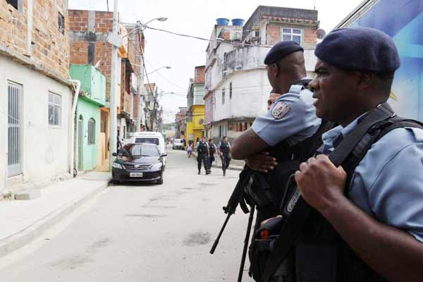 Policiais militares controlam a entrada da favela do Mandela, na capital fluminense: confrontos nas últimas 24 horas deixaram pelo menos duas pessoas mortas