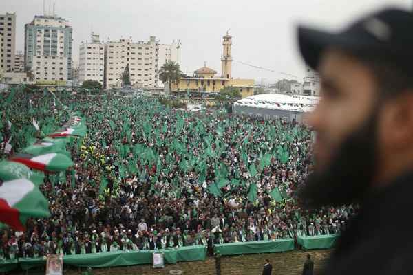 Multidão escuta Ismail Haniyeh, primeiro-ministro do governo do Hamas, em Gaza