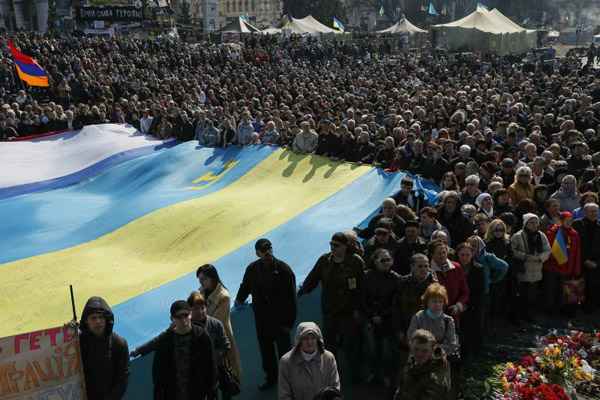 Comício anti-guerra na Praça da Independência, em Kiev