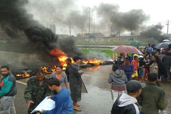 Manifestantes atearam fogo em pneus para bloquear a via