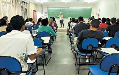 Na reta final, salas de aula ficam lotadas de candidatos interessados emsalários de até R$ 22 mil