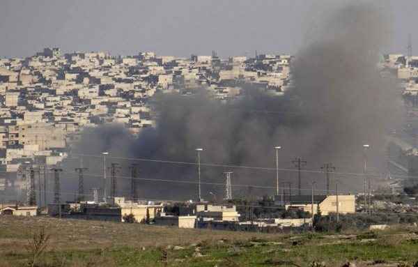 Fumaça sobe após bombas de barril serem jogadas por forças leais ao presidente da Síria, Bashar al-Assad na entrada norte da cidade de Aleppo, em 23 mar 2014.