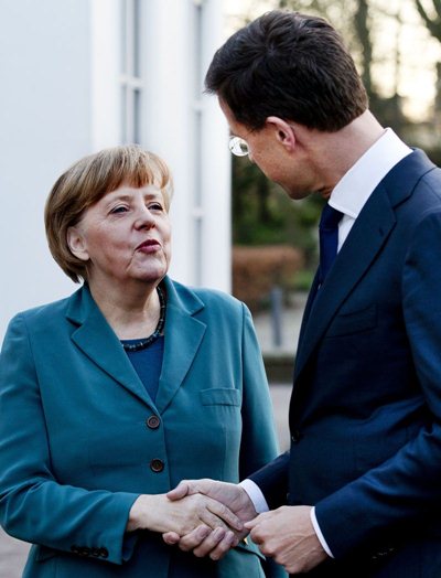 O primeiro-ministro holandês Mark Rutte (direita) cumprimenta a chanceler alemã, Angela Merkel em sua chegada para uma reunião do G7 na residência oficial do premier holandês, em Haia