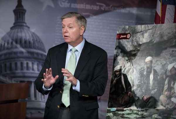 Arquivo: senador americano Lindsey Graham fala durante uma conferência de imprensa no Capitólio, em março de 2013 em Washington, DC. Graham falou sobre a prisão de Sulaiman Abu Ghaith, genro de Osama Bin Laden