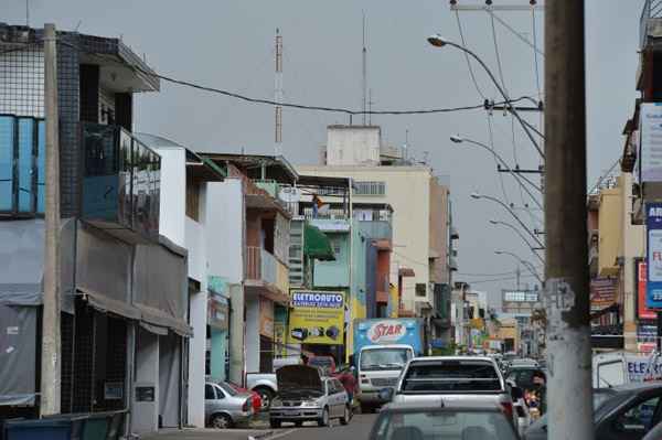 Nas quadras 700, à beira da avenida, as construções irregulares acima dos prédios são escancaradas