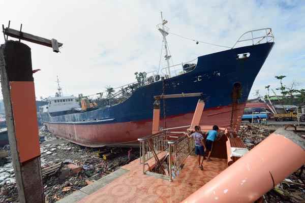 Em Tacloban, navio cargueiro foi levado para a terra com o supertufão Haiyan que devastou cidades das Filipinas no ano passado