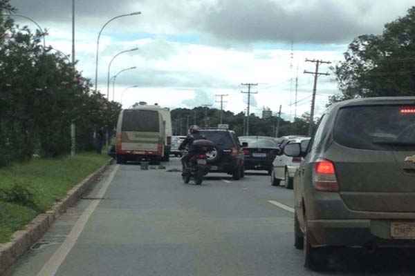 Ônibus quebrado atrapalha fluxo de veículos na Epig