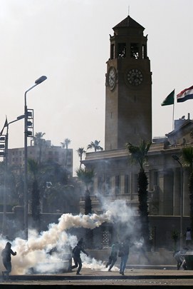 Gás lacrimogêneo lançado pela polícia durante os confrontos fora de Universidade do Cairo