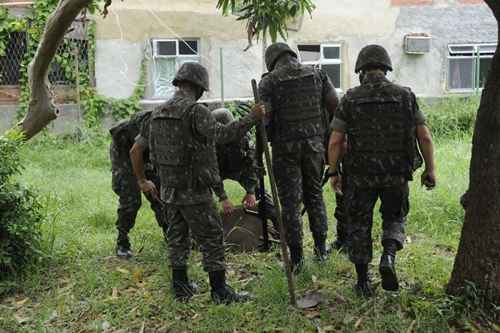 Exército busca armas e drogas em operação de varredura no Complexo da Maré 