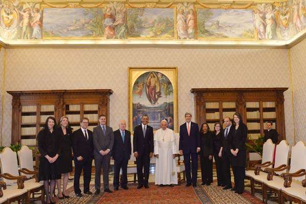 Papa posa com o presidente Obama, John Kerry e integrantes da delegação dos EUA durante uma audiência privada no Vaticano