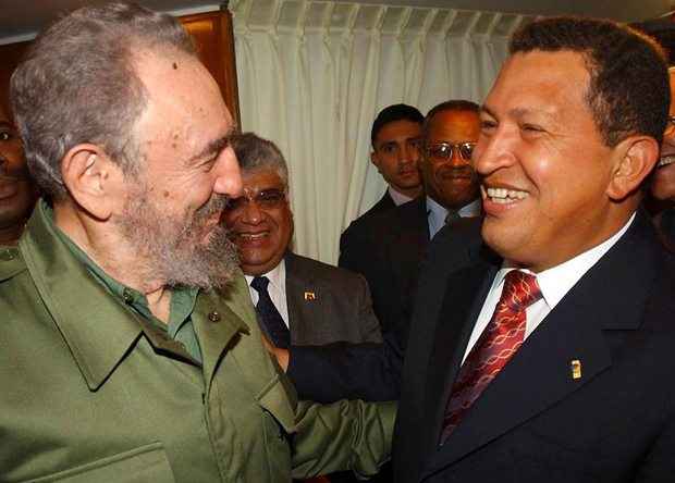 Fidel Castro e o ex-presidente venezuelano, Hugo Chávez em encontro durante posse de Nicanor Duarte Frutos (Paraguai) em 2003