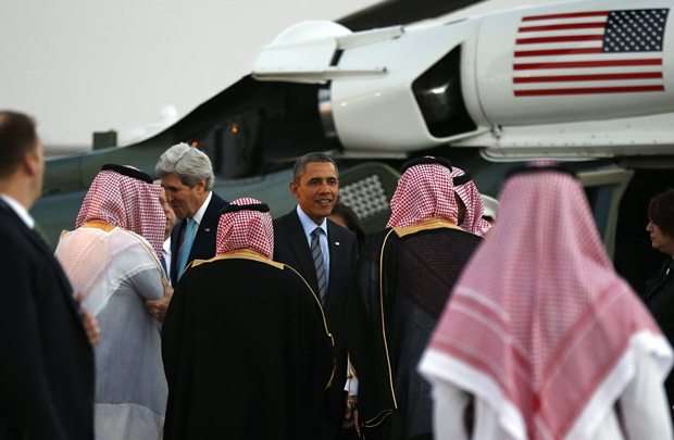 O secretário de estado americano, John Kerry, e o presidente Barack Obama são recebidos após chegada para uma reunião com o rei saudita Abdullah em Rawdat al-Khraim