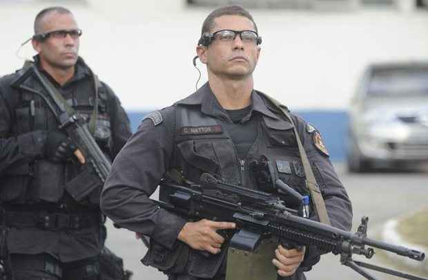 Policiais militares do Bope usam câmeras de vídeo acopladas em óculos especiais para filmar a varredura em busca de traficantes em ocupação de favela